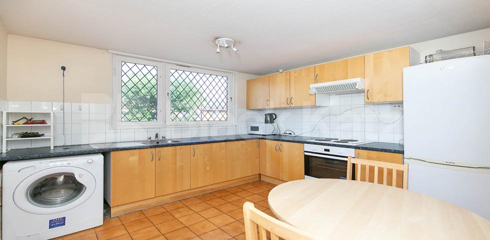 3/4 double bedroom flat located within mins to regents park and marylebone tube Henderson Drive, St Johns Wood
